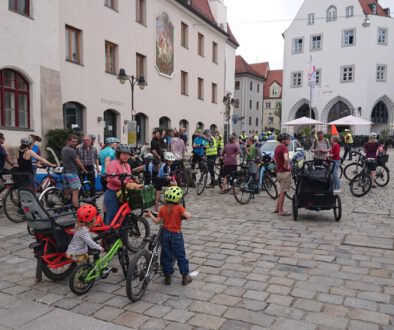 Teilnehmer der Critical Mass Freising versammeln sich auf dem Marienplatz
