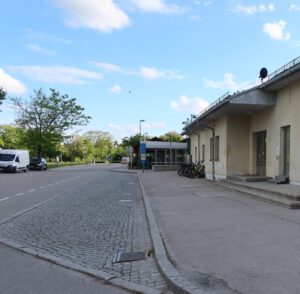 Bushaltestelle vor Bahnhofsgebäude