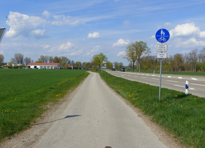 06: Strassenbegleitender Radweg zwischen Freising und Achering