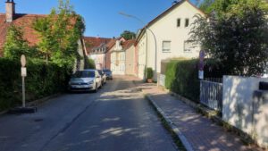 Mehr über den Artikel erfahren Alte Poststraße: Unzureichende Fußwege – zugunsten von Parkplätzen