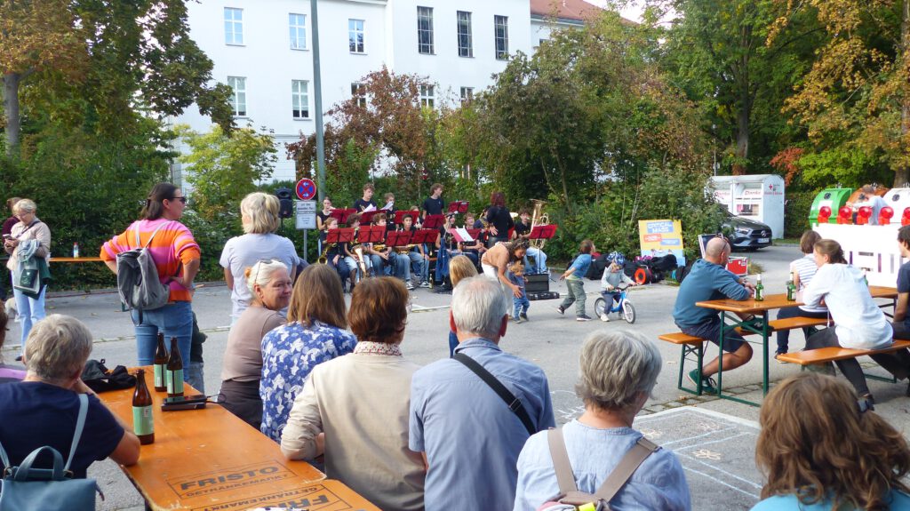 ... schwungvolle Rythmen des JBO sorgten für mitreißende Unterhaltung