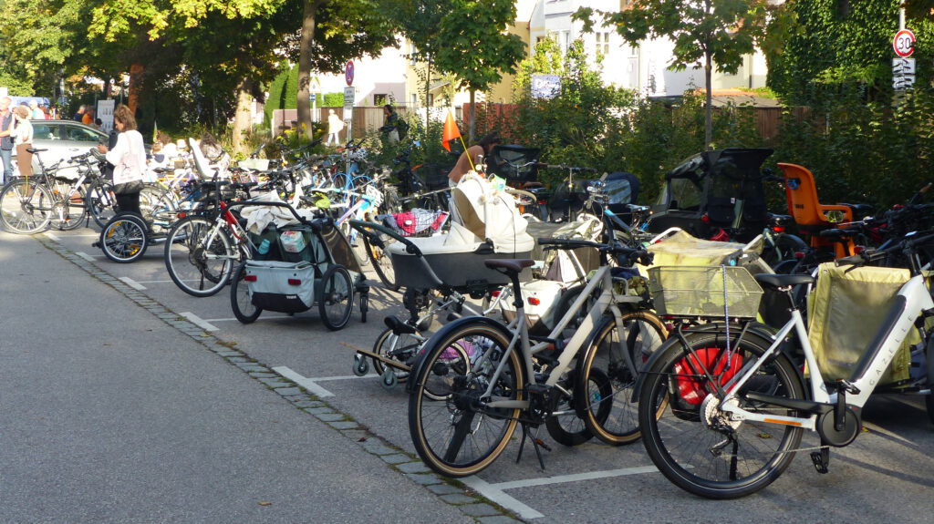 Da wo sonst Autos parken, ausschließlich Fahrräder