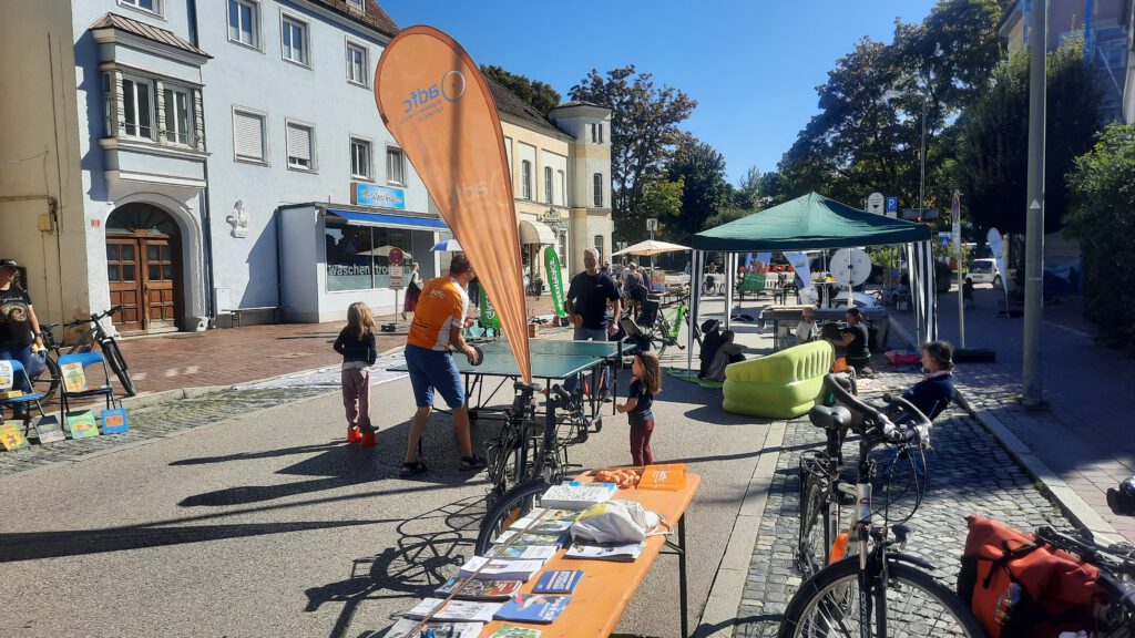 Impression vom 3. Freisinger Parking Day 2025 in der Bahnhofstraße