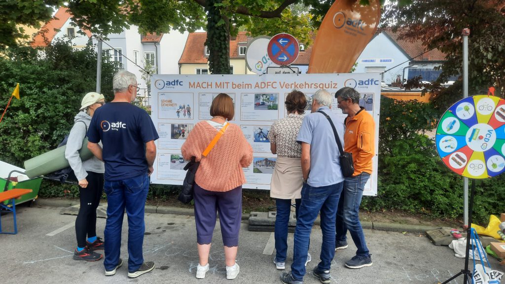 Das Verkehrsquiz des ADFC als Anlass für Jugendliche und Erwachsene über Verkehrsregeln ins Gespräch zu kommen